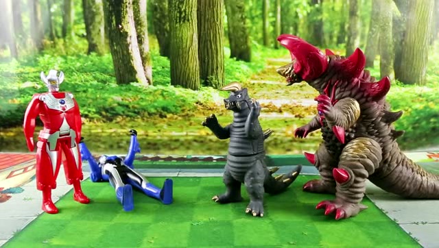 奥特曼玩具!泰罗用变形声光枪剑帮助布鲁大战布莱克王哥莫拉(1)