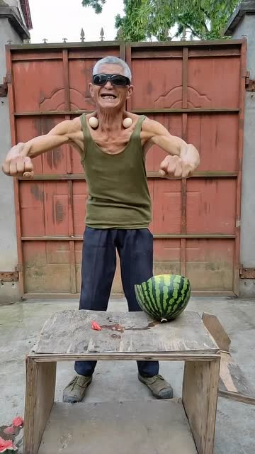 民间硬气功大师,徒手劈西瓜,老大爷这也太拼了吧!