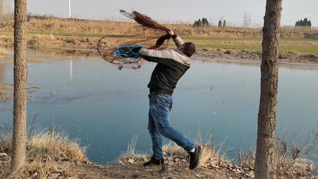 小伙河边撒网捕鱼,八米的手撒网捕到多少大鱼?他说还是大网给力