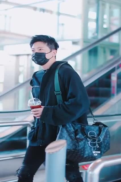 郭京飞戴口罩的样子,像极了杨洋