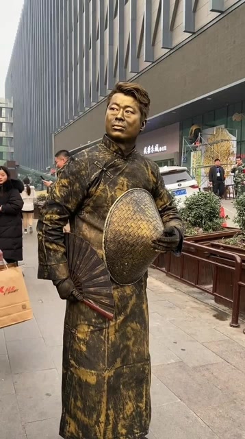 铜人哥的行为艺术看起来特别帅气