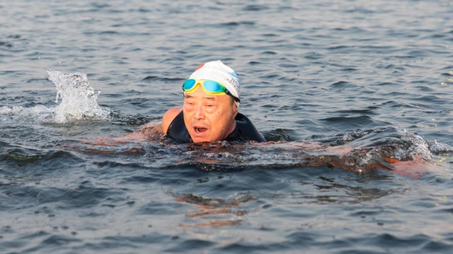 65岁硬核东北大爷泡冰水背诗 坚持冬泳18年