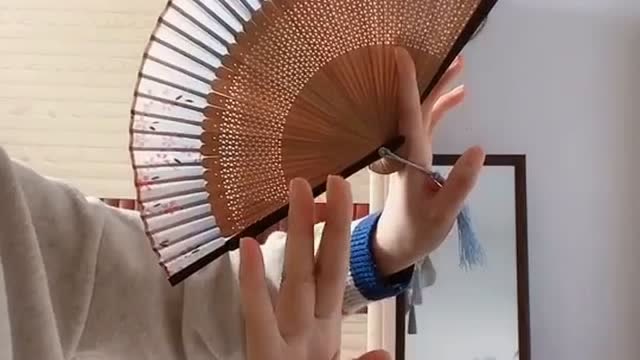 终于明白咋回事了,古装小姐姐一转扇子就美得不行,原来是这么操作的!