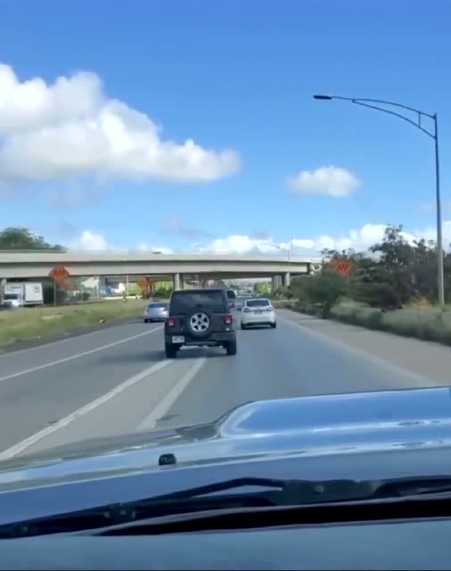 开车在路上遇到奇葩了哟,发现是哪部车了吗