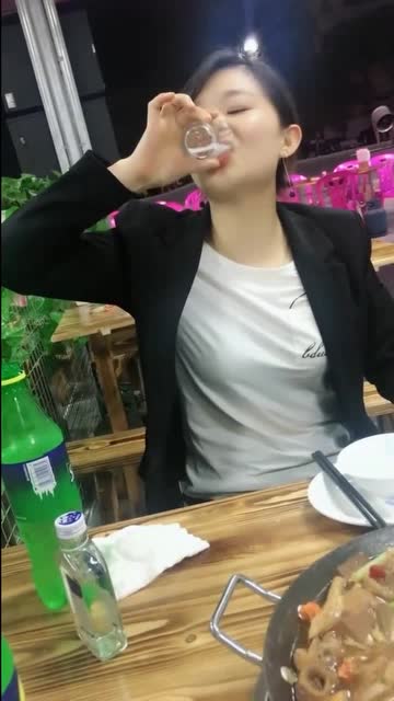 雪碧红牛江小白,轮回路上不徘徊,小姐姐喝酒喝得很专业啊!