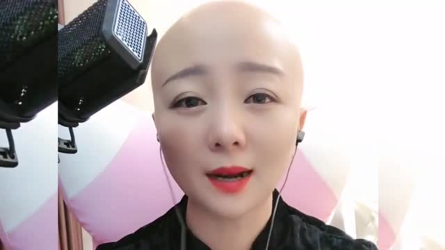 光头美女演唱歌曲,唱得挺好听,就是不怎么听得懂!