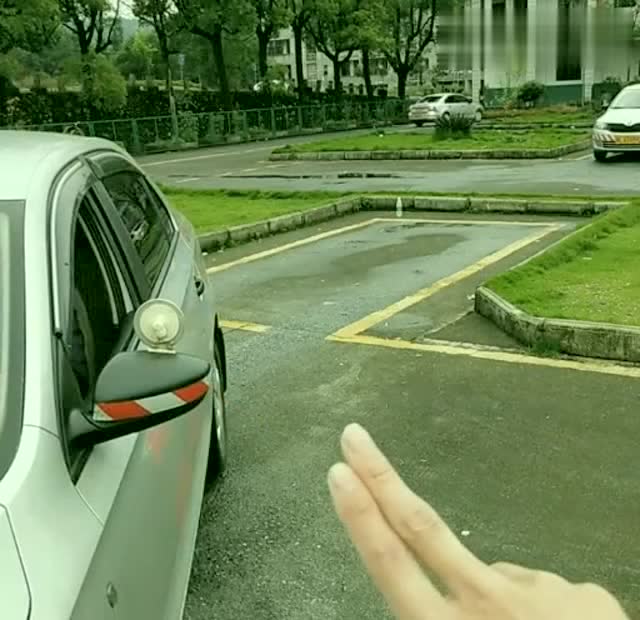 科二左倒库如何判断车身与库角为30公分后视镜里这样宽绝没问题