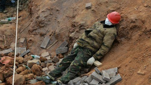 辛苦了!火神山医院施工工地,工人短暂就地休息