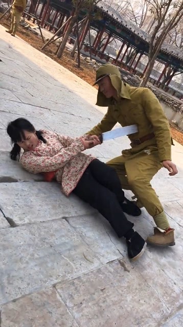 日本鬼子调戏花姑娘缓被女演员一刀刺进胸膛.演技派