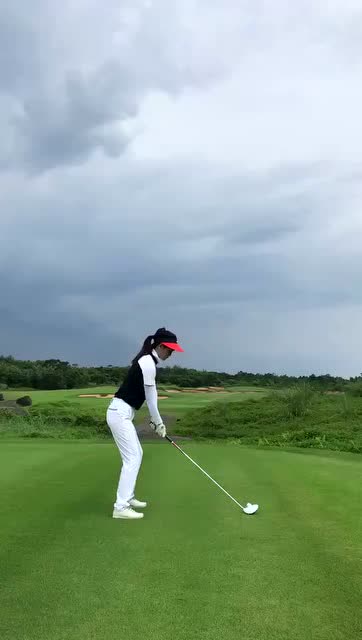 高尔夫球场看到的一幕,姑娘的挥杆姿势,是我见过最好的一个!