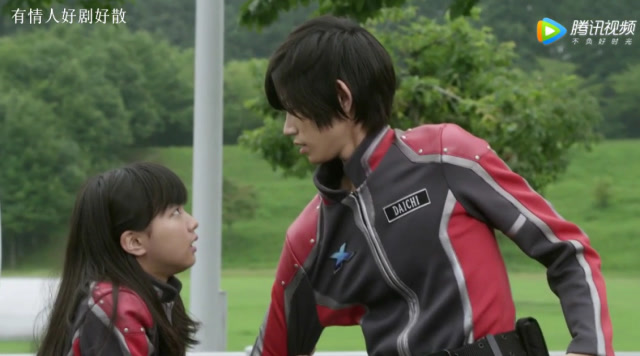 大地当着女朋友的面变成艾克斯奥特曼,却被格里扎打得只剩指示灯