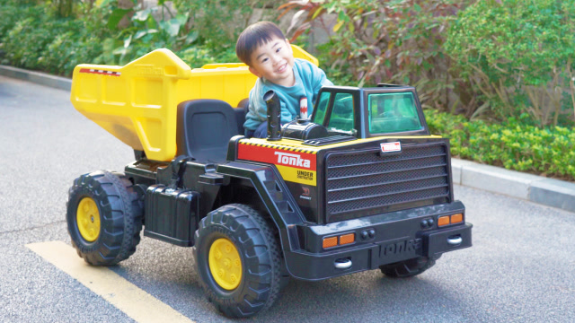 枫枫玩具  枫枫宝宝开工程车玩具,去滑滑梯游乐园和弟弟玩