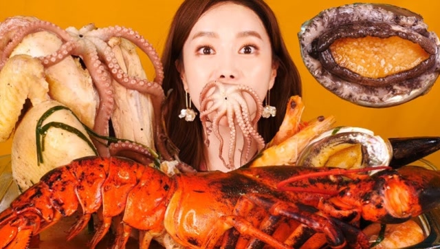 美女直播吃爆辣海鲜大口吞咽超过瘾网友这个feel倍爽儿