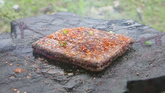 农村美食石板烤蕨粑