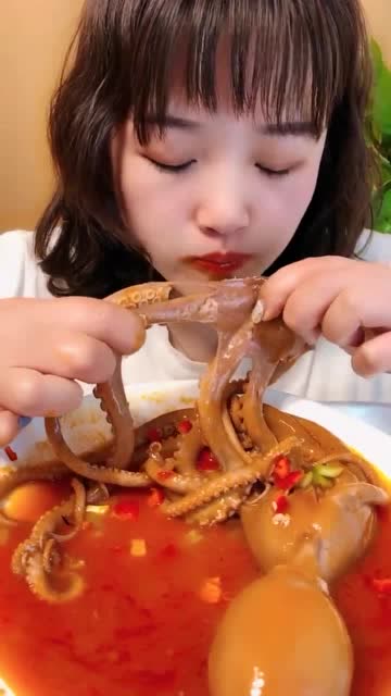 胖姐直播吃八爪鱼上来直接霸气爆头里面不但有黄还有墨