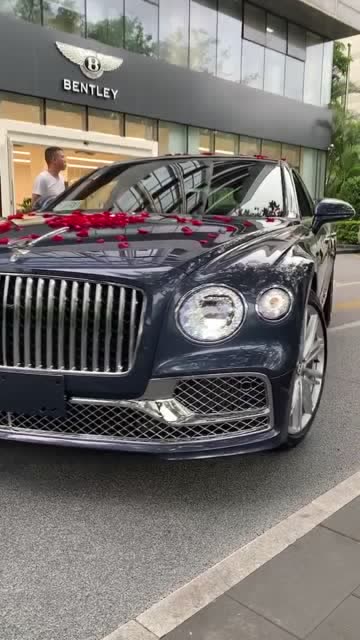 宾利全新一代飞驰满天星的大灯设计满满全是细节