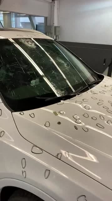 冰雹把车砸成这样,保险公司却不陪玻璃,都是这样吗?