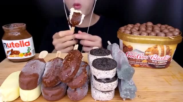 吃播韩国大胃王小哥吃巧克力雪糕大口吃很过瘾