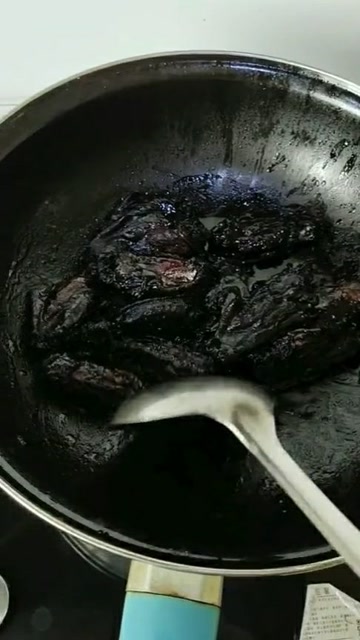 男子做黑暗料理可乐鸡翅给媳妇吃,实在难以下咽被媳妇追打!