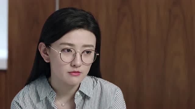 陈嘉欣来到汪珍珠的病房,希望汪珍珠可以醒过来,不知道她在家怎么待