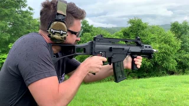 hk g36c突击步枪,又短又轻是它的特点,看看安装消音器后的效果