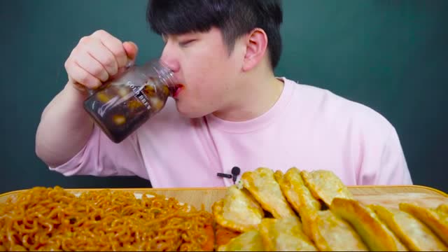 韩国吃播大嘴哥吃火鸡面和煎饺看看这吃法真是太豪气了
