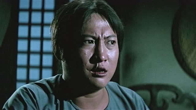 半夜惊魂,男子和朋友在房子里聊天,不料朋友竟这样子!