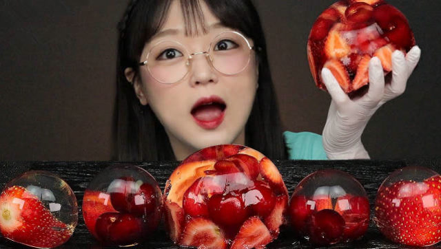 吃播二倍速:小姐姐吃草莓果冻,樱桃果冻,入口甜滑q弹,口感超好