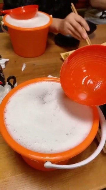 跟兄弟出去喝酒,都是用盆,这才是不醉不休!