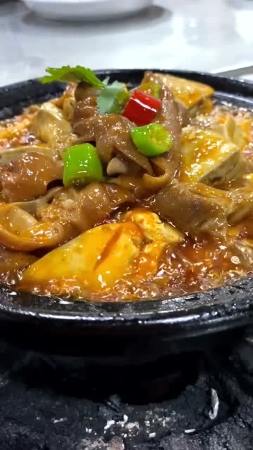 臭豆腐烧肥肠,臭味相投.
