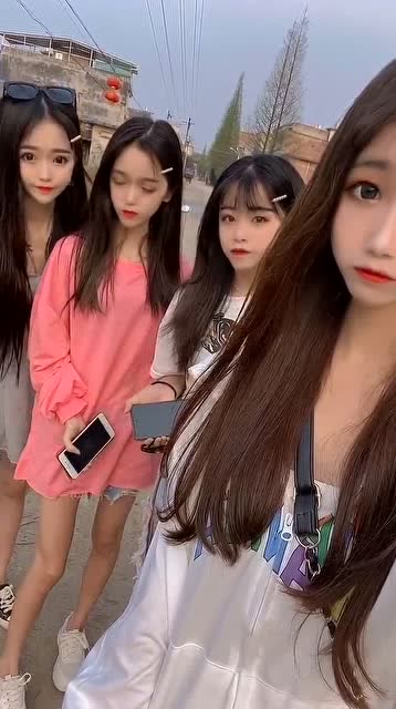 四位美女同框,好像四胞胎啊,就我自己感觉脸这么怪怪的吗?