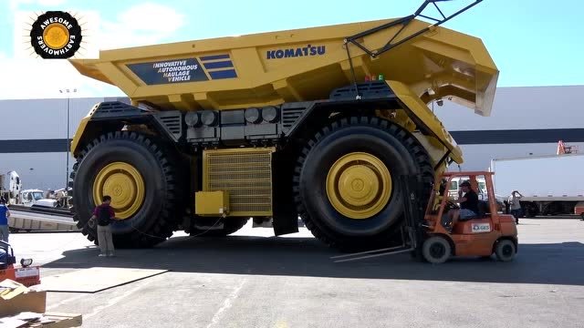 小松全自动智能无人驾驶巨型矿用自卸卡车