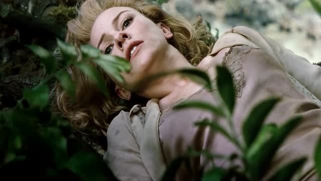 美女被恐龙追赶,不小心跌落悬崖,关键时刻金刚出手相救!