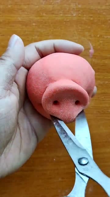 用面粉捏猪的精髓,嘴巴一定要用剪刀剪出来!