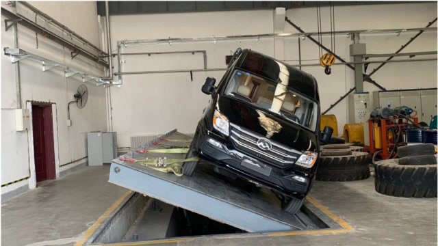 大通v90短轴高顶底盘车到厂