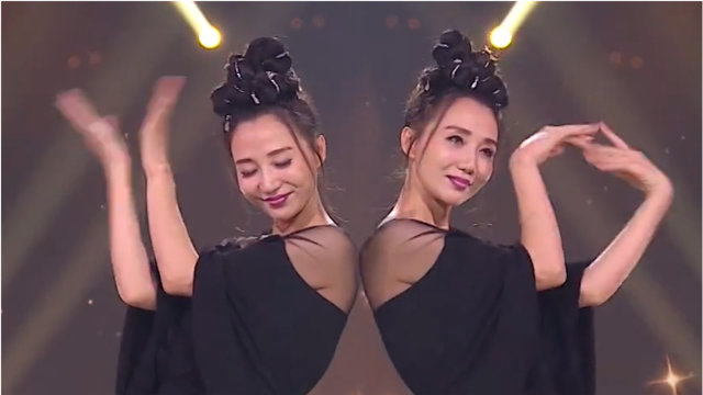 有感情的鼓掌机器!阿朵海豹式鼓掌满脸笑容表情丰富,这手也太丝滑了