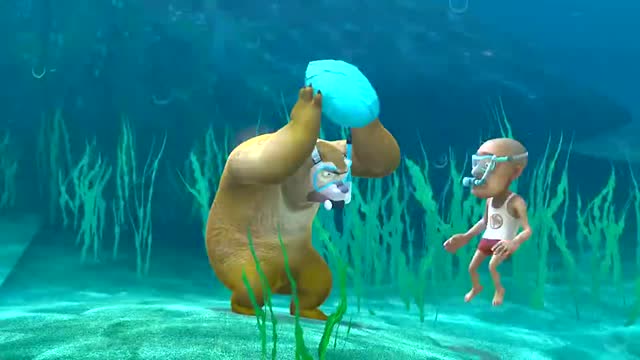 熊出没:光头强被螃蟹钳了一下,疼得抱住熊二的脑袋,太搞笑了