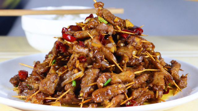 今天买了一坨肉,做孜然牙签肉,香辣鲜嫩解馋,关键还特别简单