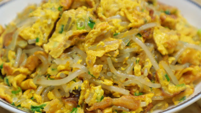 粉条炒鸡蛋这样做好吃又下饭,每次做上一大盘,上桌全家都喜欢