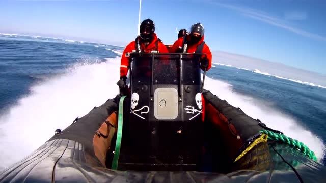 护鲸大战:护卫队和捕鲸船交锋画面,设备不给力啊!