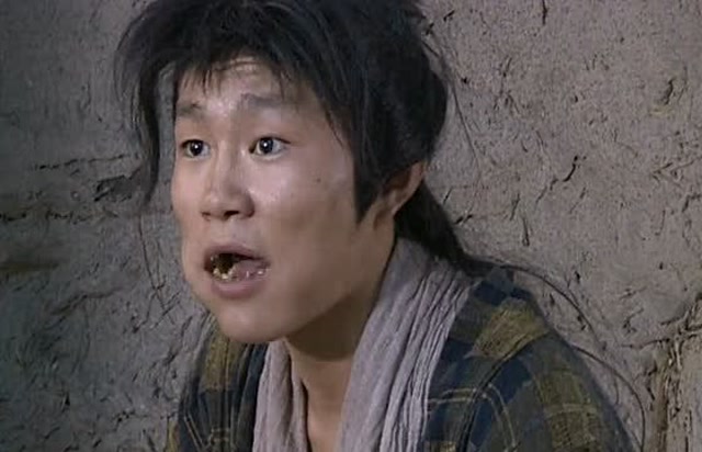 少林寺传奇:二师兄询问小伙,村子没人竟都被官兵所杀,太惨了!