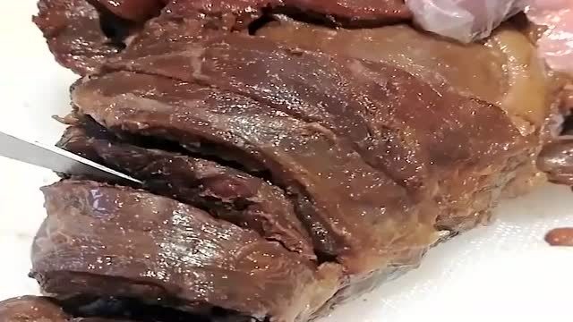 这才是真正的酱牛肉,切开一看,我怀疑以前吃的都是假的