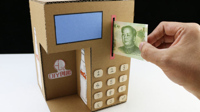 手工达人用纸板制作自动可乐售货机,学会了躺在家里就可以赚钱