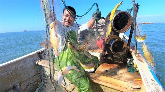 大弟出海放12000米渔网,没想到"钞票"接连撞网,连黄花鱼都有