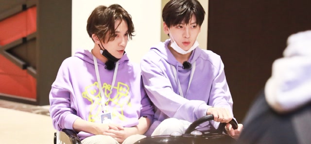 翟潇闻穿童装,薛之谦笑到捶地