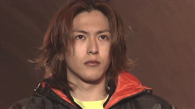 假面骑士:有人打电话给真司,要他告知优衣还有夜骑的事!