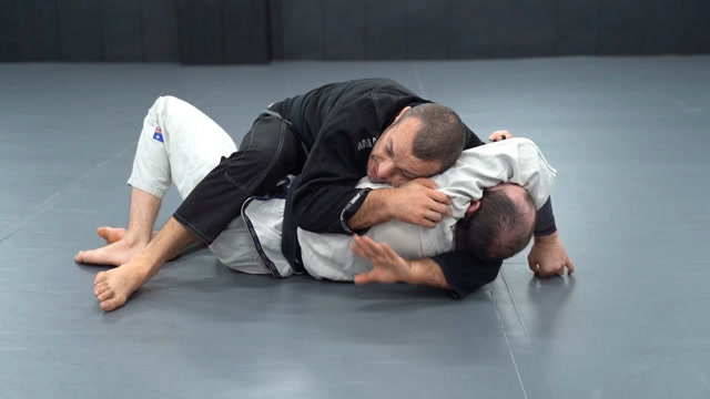 巴西柔术骑乘位手臂三角绞细节展示