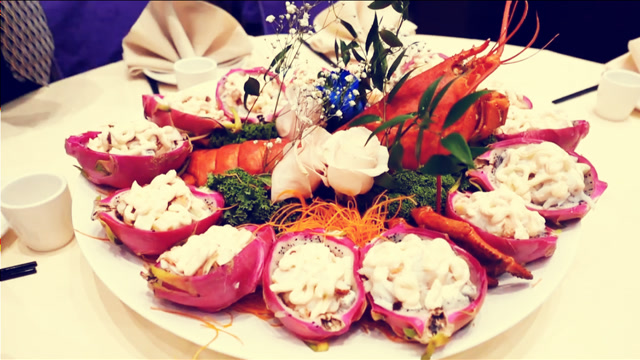 价值400美元的超大龙虾水果沙拉