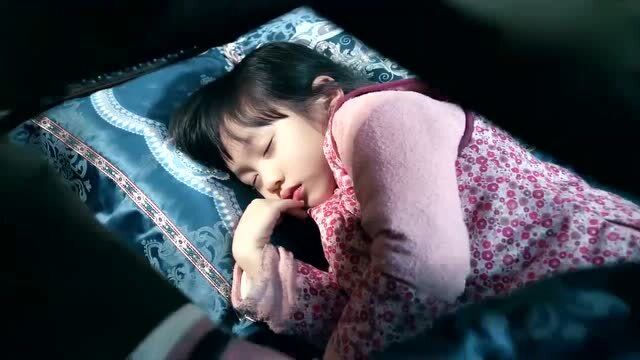 贵军门听见副官教训下属,怕吵到妞妞睡觉,立马怒吼安静