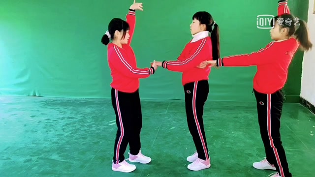 怀化溆浦正宁少儿艺术团表演《2015曾峰三步踩一拖二》国家规定套路